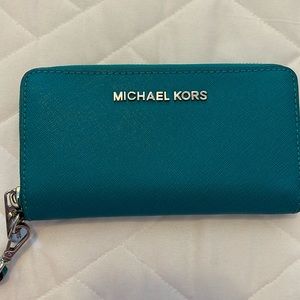 Green Michael Kors clutch/wallet